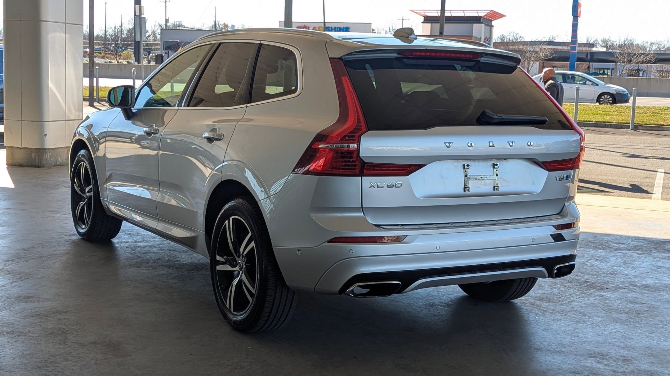 Used 2018 Volvo XC60 T6 R-Design w/ Convenience Package image 3