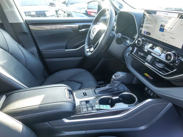 Used 2026 Toyota Highlander Limited AWD/4WD image 35