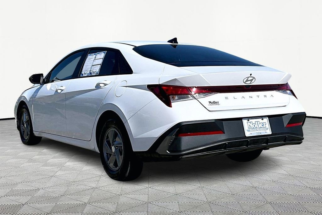 Used 2024 Hyundai Elantra SE image 2
