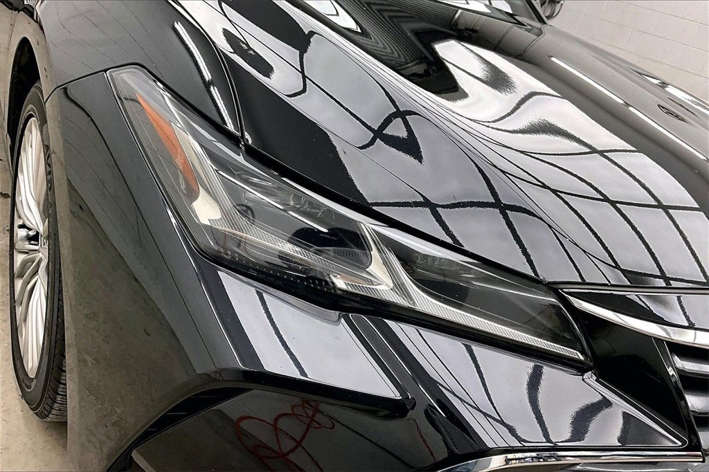 Used 2022 Toyota Avalon Limited image 29