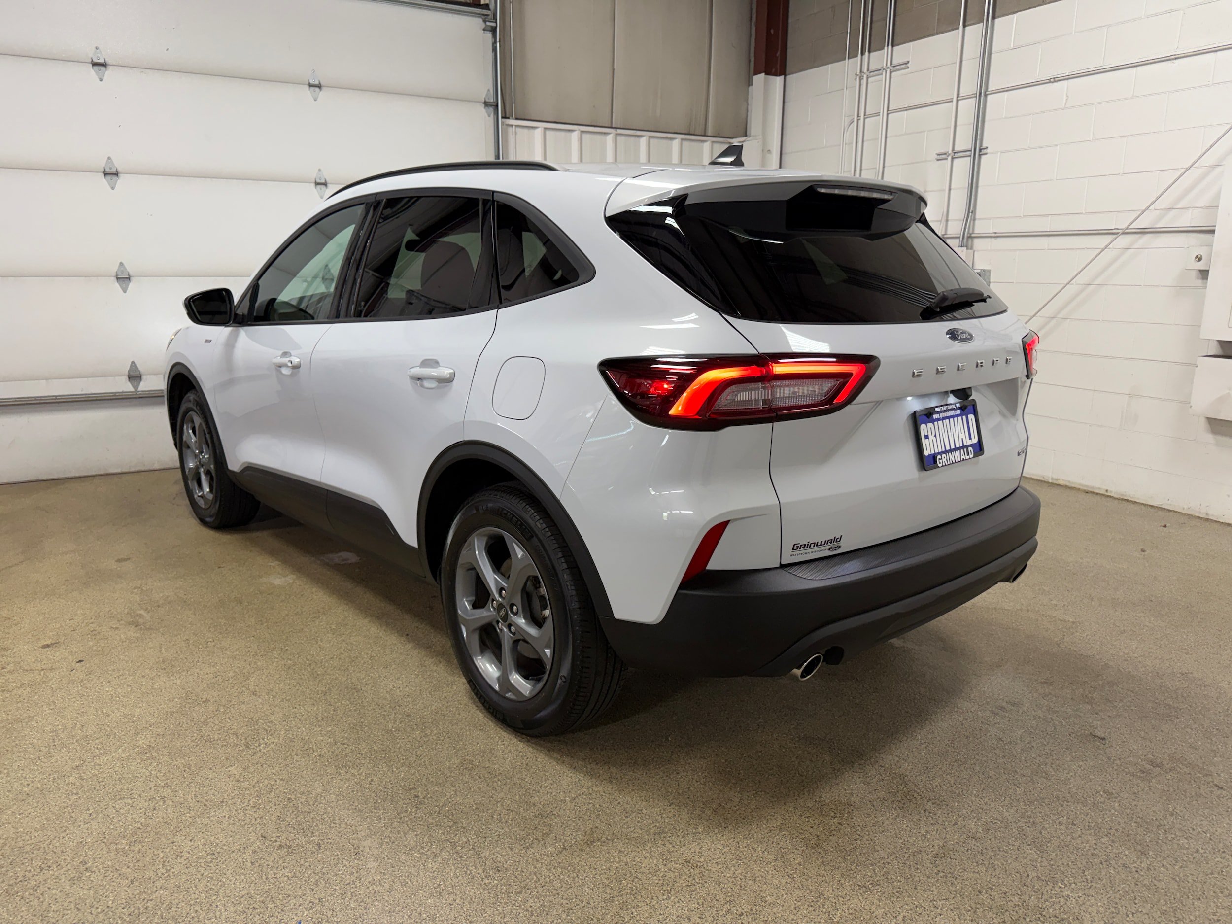 Certified 2025 Ford Escape ST-Line Select AWD/4WD image 8