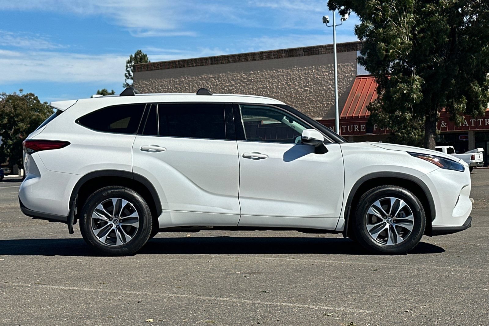 Used 2022 Toyota Highlander XLE AWD/4WD image 2