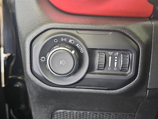 Used 2021 Jeep Wrangler Unlimited Rubicon w/ Cold Weather Group AWD/4WD image 23
