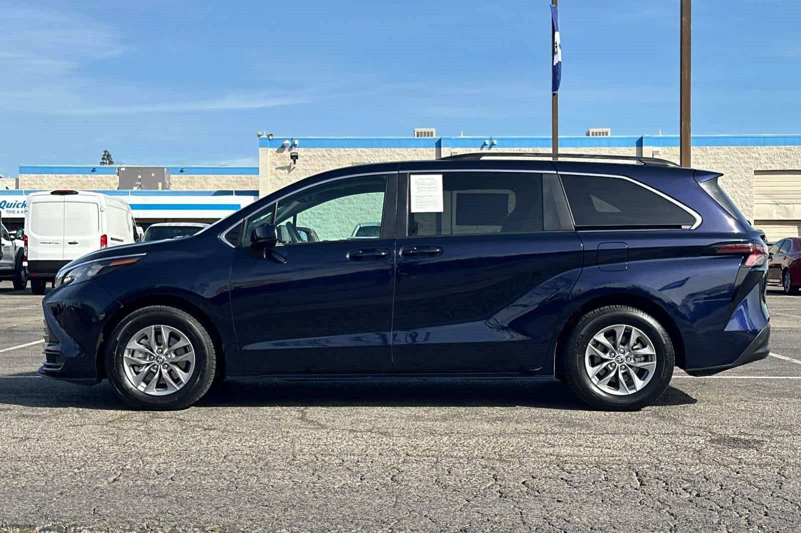 Used 2024 Toyota Sienna LE w/ LE Plus Package image 2