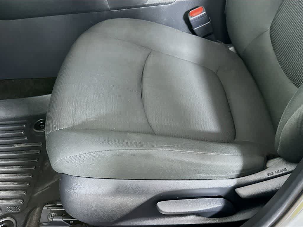 Used 2019 Toyota RAV4 LE FWD image 30