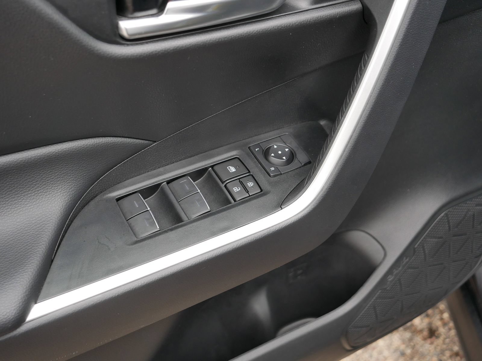 Used 2024 Toyota RAV4 SE w/ Convenience Package AWD/4WD image 18