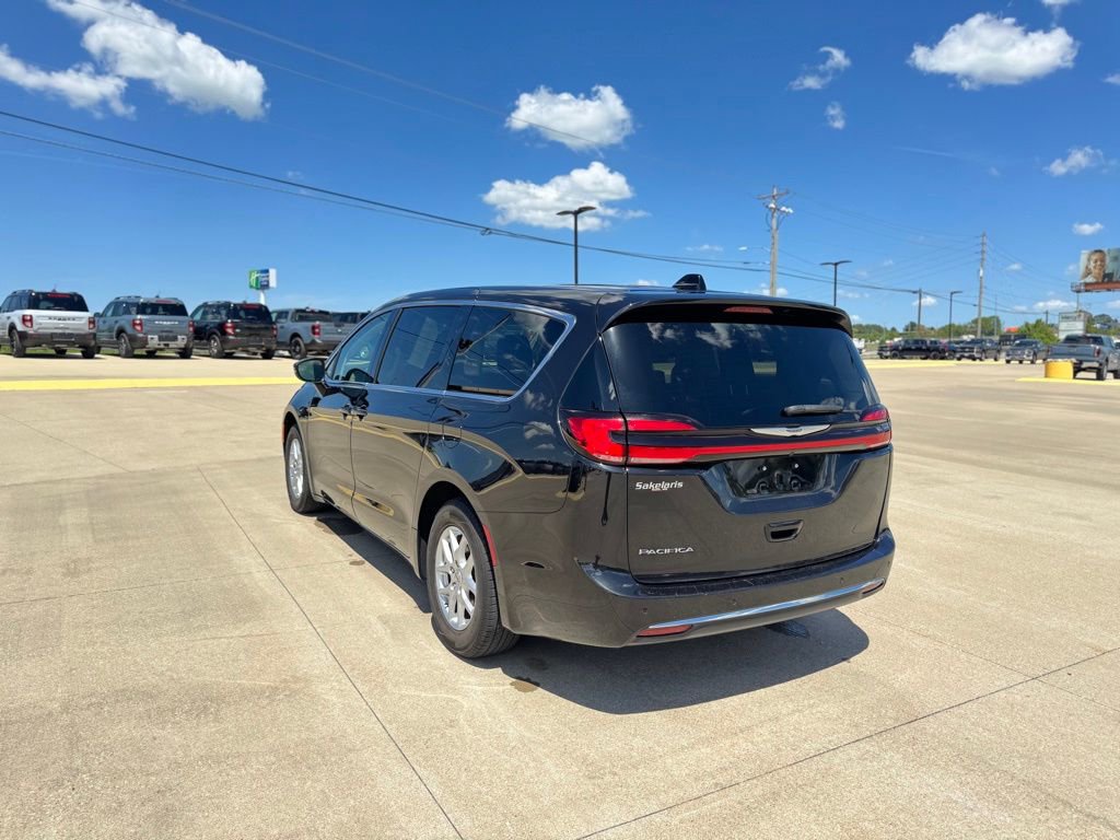Used 2023 Chrysler Pacifica Touring-L FWD image 7