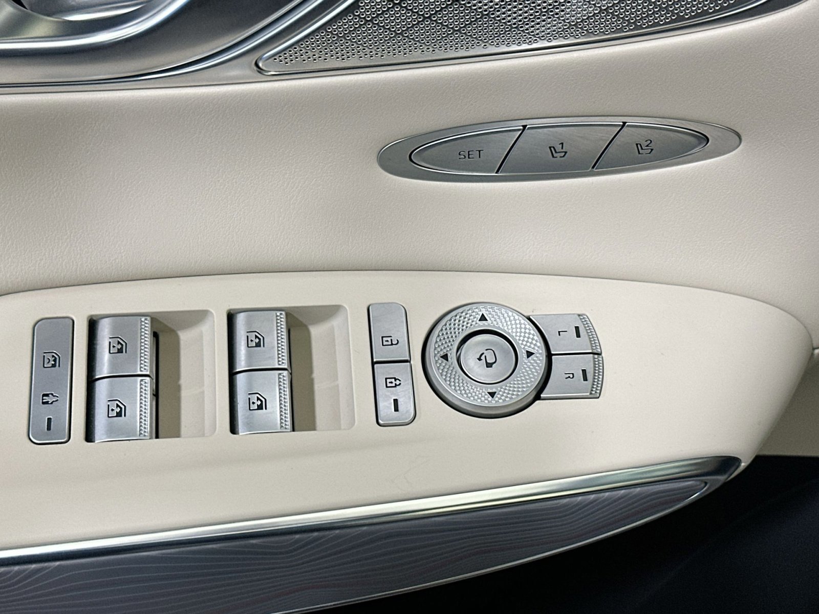 Used 2024 Genesis GV70 2.5T w/ Advanced Package image 16