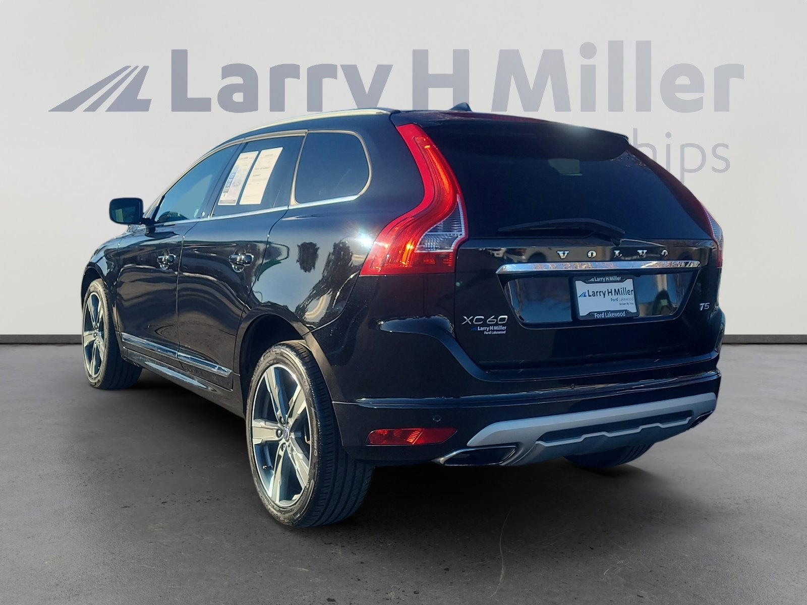 Used 2017 Volvo XC60 T5 Dynamic w/ Preferred Option Package image 3