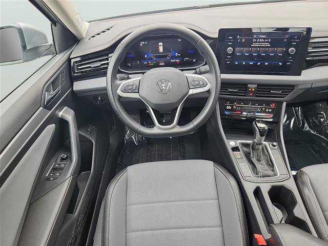 Used 2025 Volkswagen Jetta SE FWD image 9