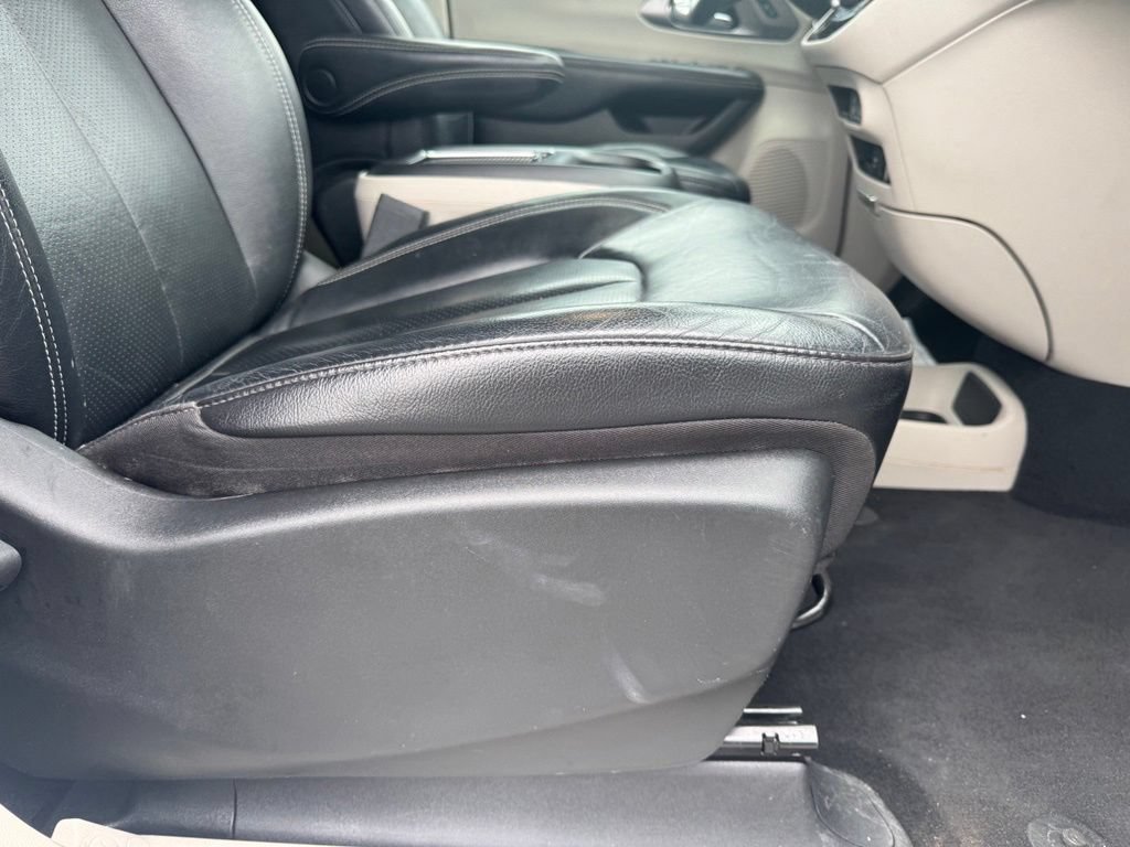 Used 2022 Chrysler Pacifica Touring-L FWD image 17