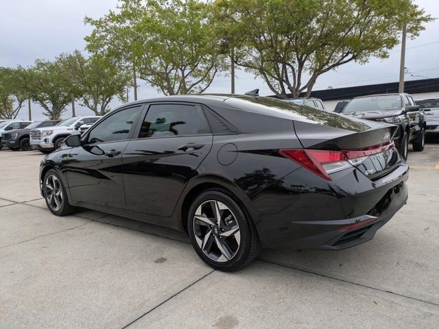 Used 2023 Hyundai Elantra SEL w/ Convenience Package image 2