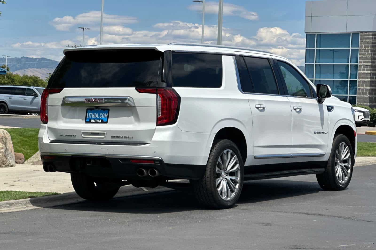 Used 2021 GMC Yukon XL Denali AWD/4WD image 2