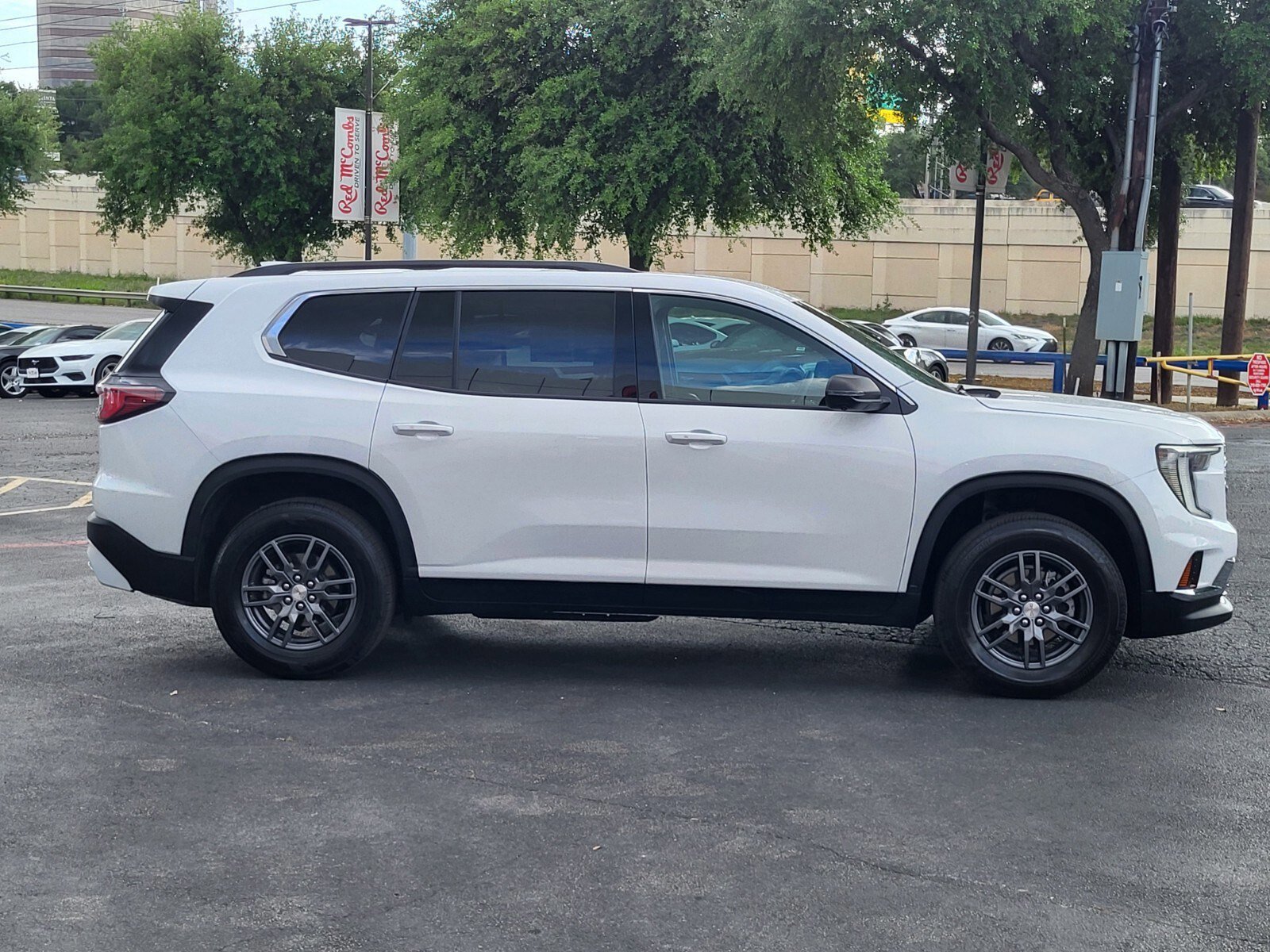 Used 2025 GMC Acadia Elevation FWD image 2