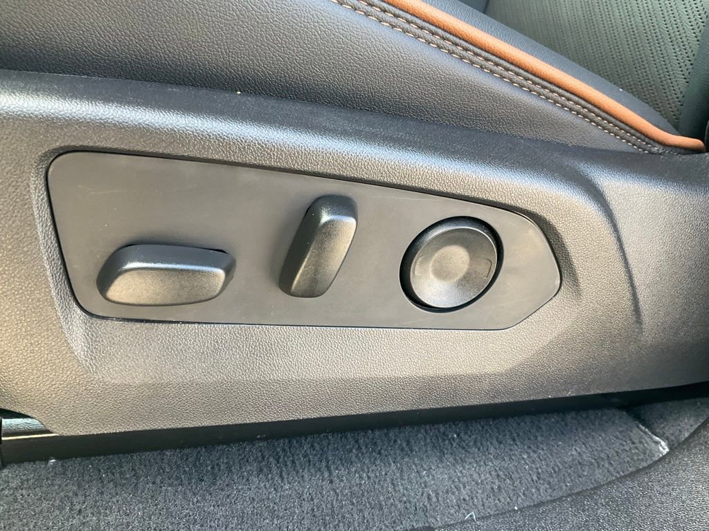 Used 2025 GMC Canyon AT4 w/ Nightfall Edition image 17