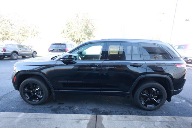 Used 2023 Jeep Grand Cherokee Altitude AWD/4WD image 7