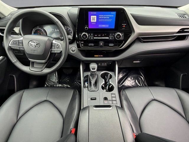 Used 2026 Toyota Highlander XLE AWD/4WD image 3