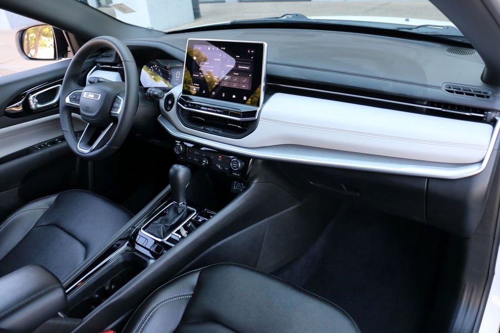 Used 2025 Jeep Compass Limited AWD/4WD image 32