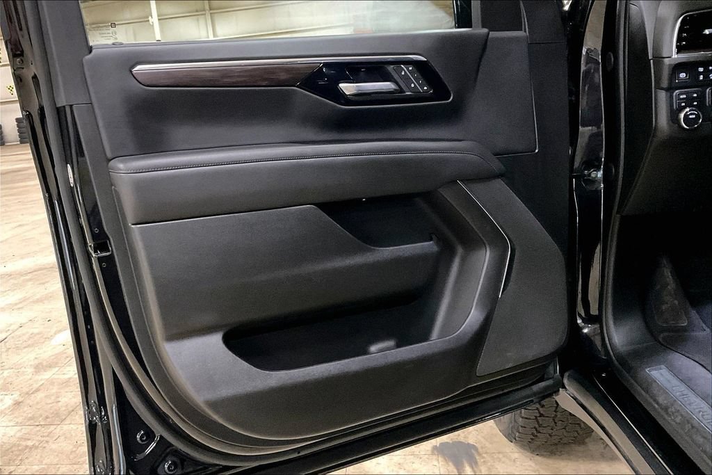 Used 2025 Chevrolet Suburban Z71 AWD/4WD image 21