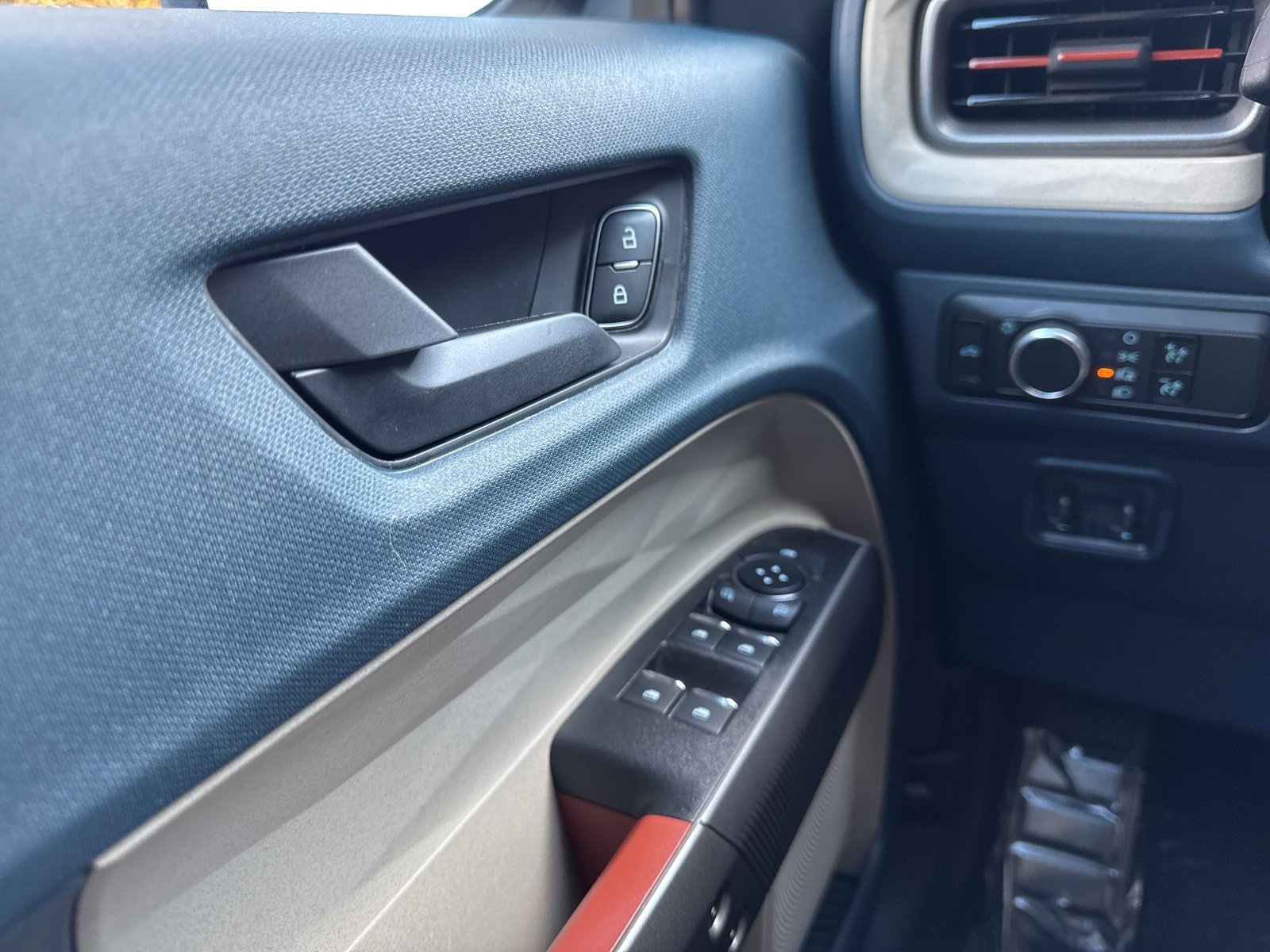 Certified 2025 Ford Maverick Lariat w/ 4K Tow Package image 23