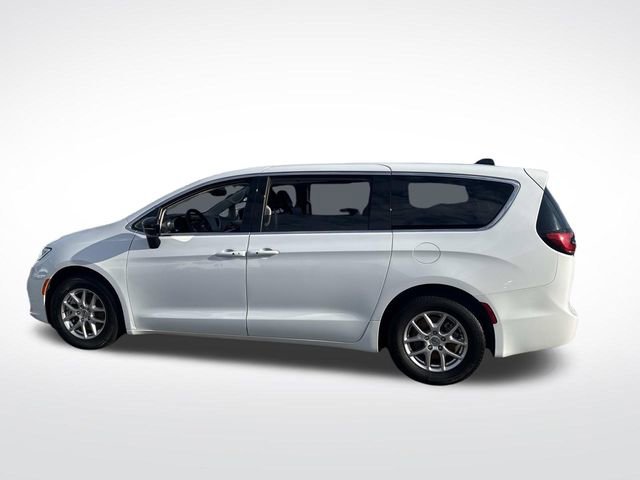Used 2024 Chrysler Pacifica Touring-L image 2
