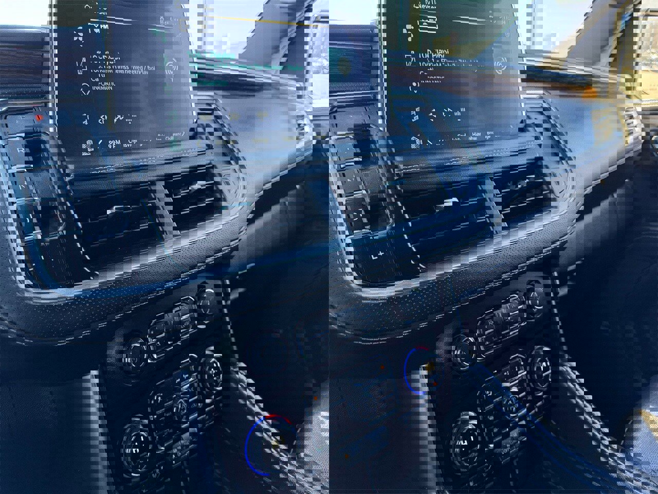 Used 2023 Chevrolet Suburban Premier image 15