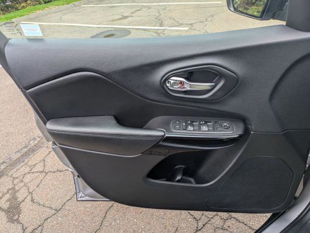 Used 2019 Jeep Cherokee Latitude Plus AWD/4WD image 11