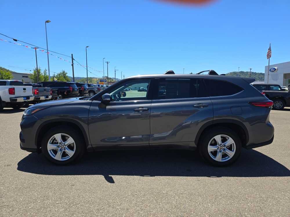 Used 2022 Toyota Highlander LE FWD image 2
