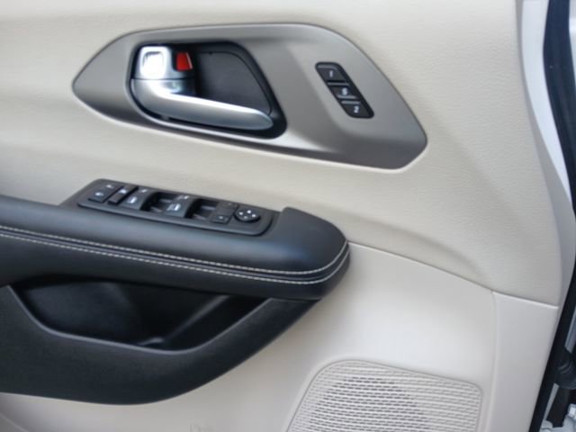 Used 2024 Chrysler Pacifica Touring-L FWD image 17