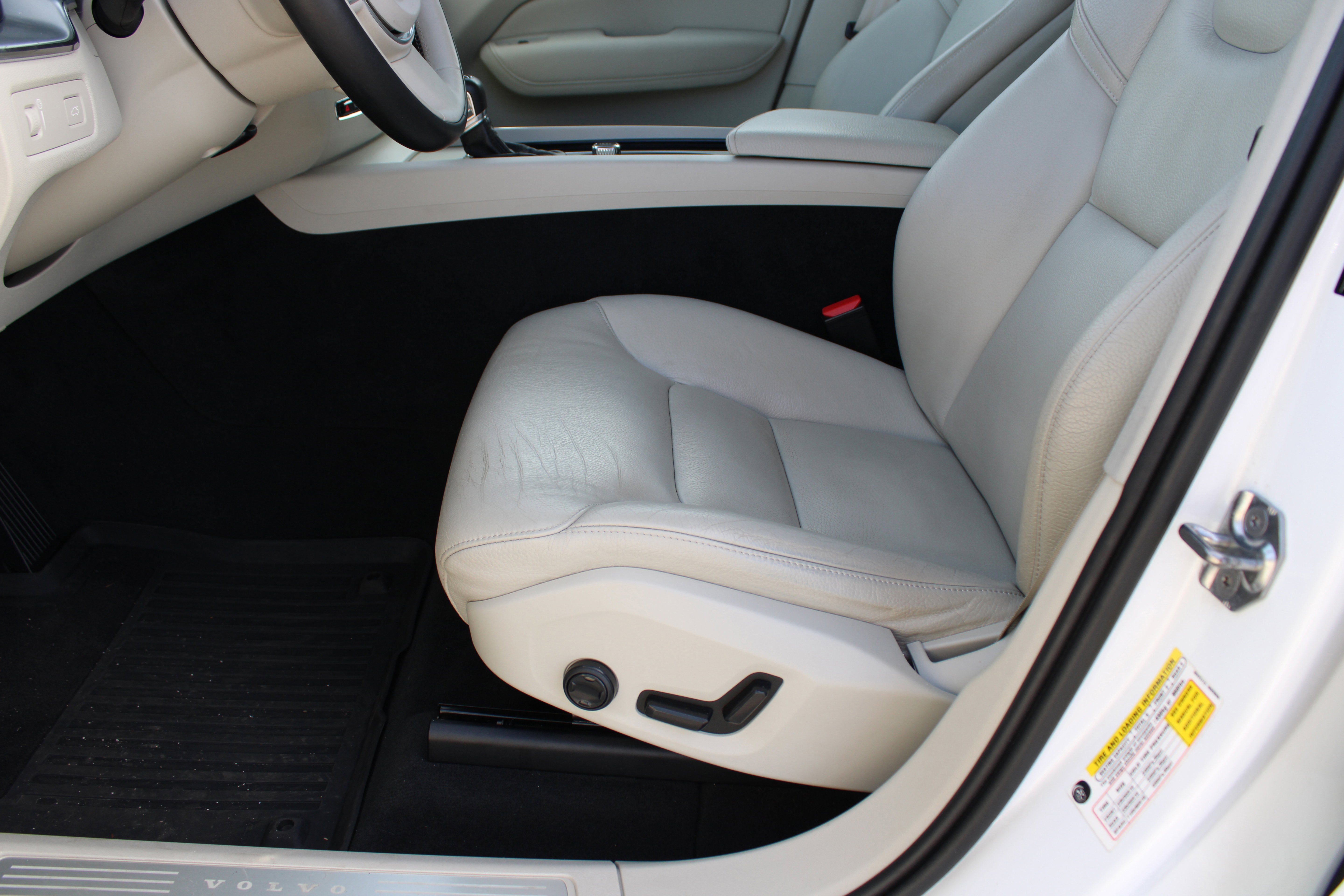 Used 2018 Volvo XC60 T6 Momentum w/ Protection Package Premier image 16