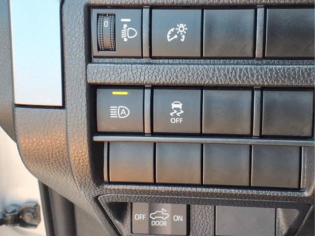 Used 2025 Toyota Tacoma SR5 AWD/4WD image 17