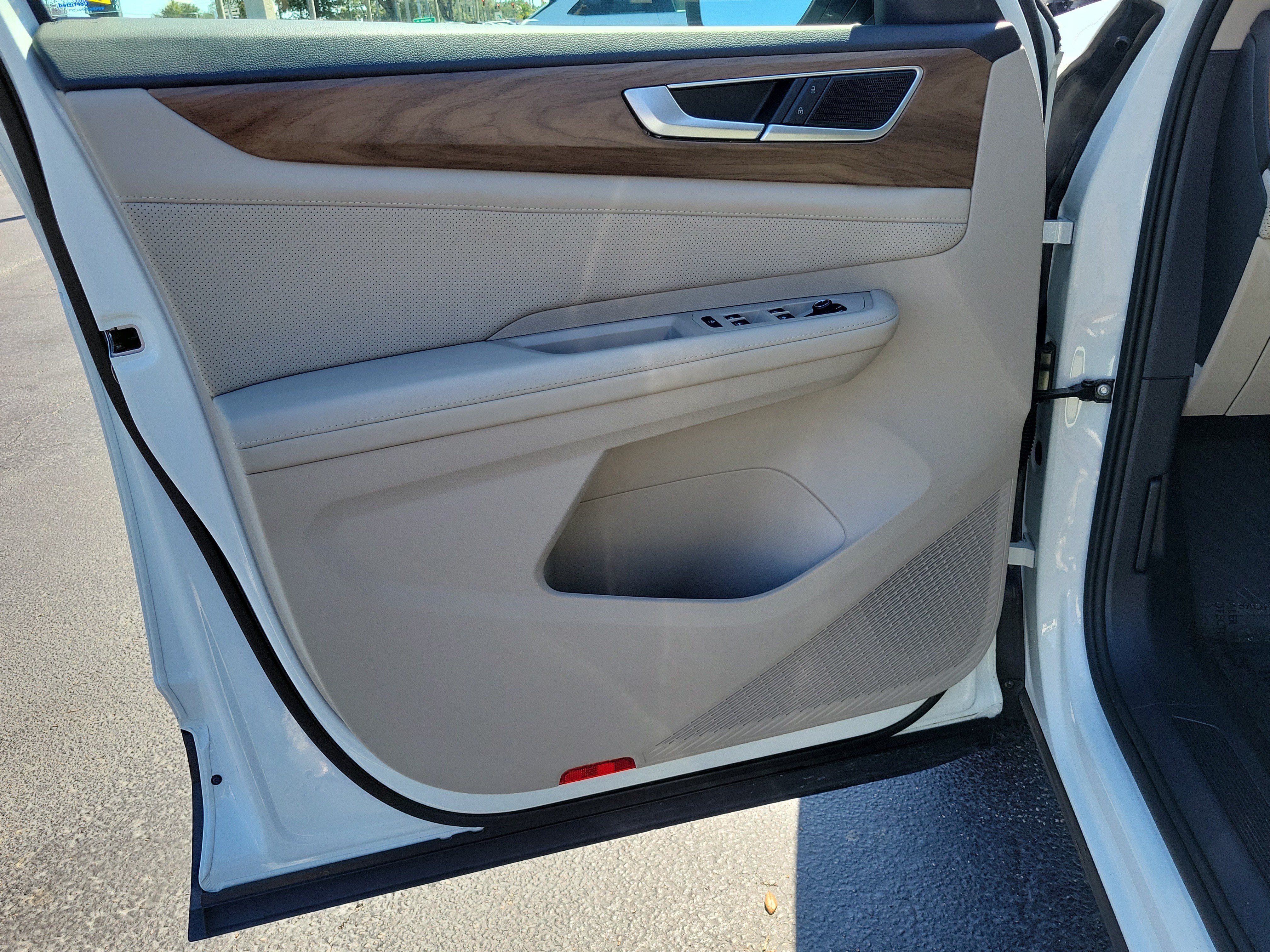 Used 2025 Volkswagen Atlas SE FWD image 19