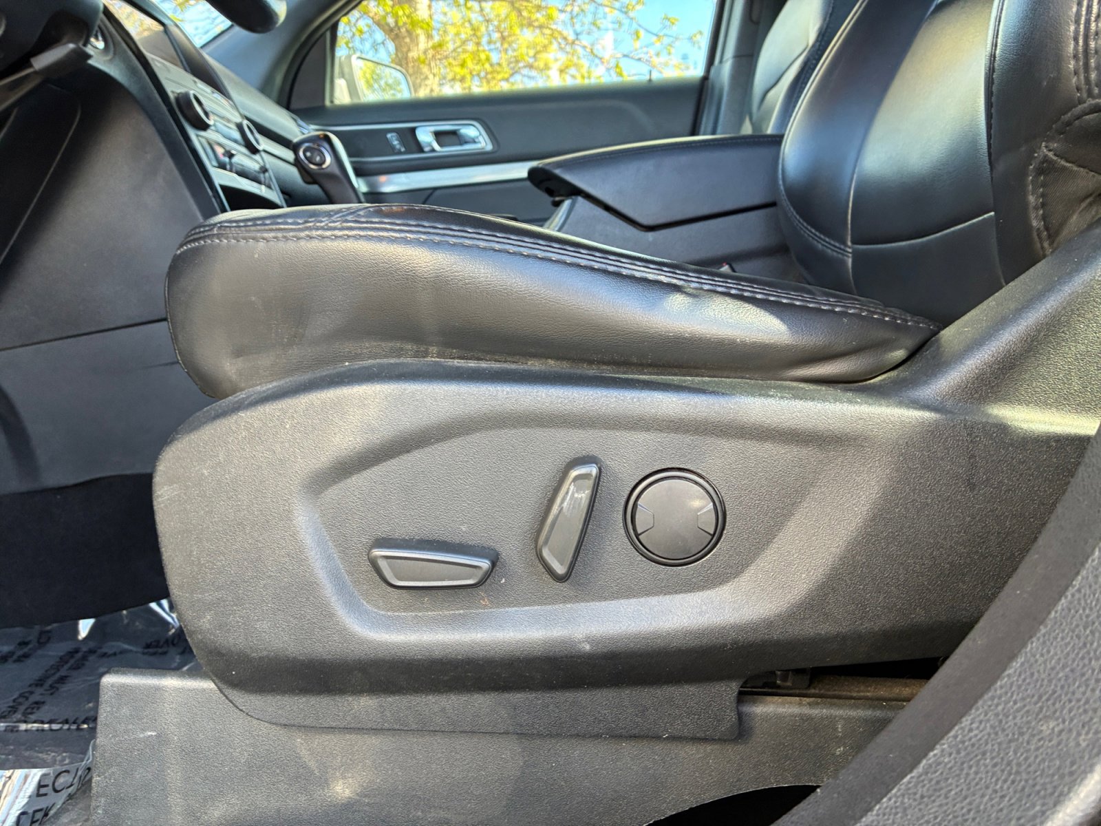 Certified 2019 Ford Explorer XLT w/ Equipment Group 202A AWD/4WD image 14