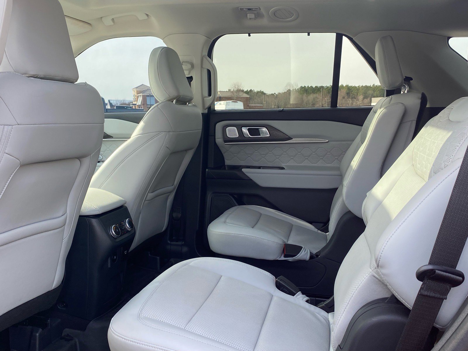 Certified 2025 Ford Explorer Platinum w/ Ultimate Package image 21