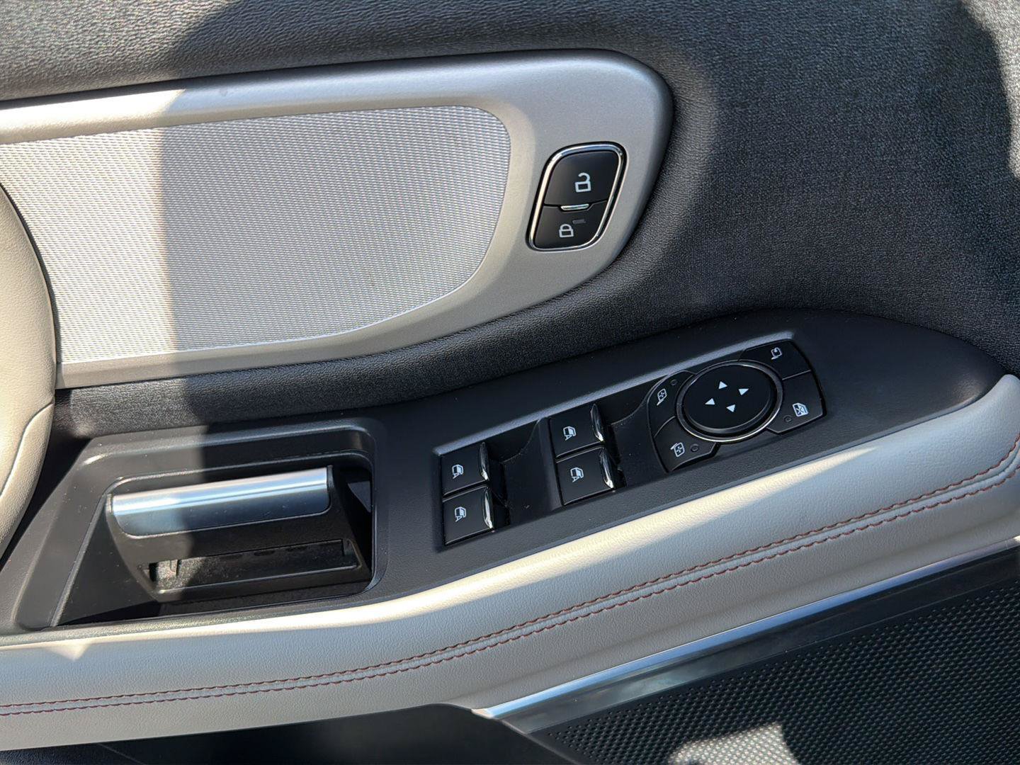 Certified 2025 Ford Expedition Active AWD/4WD image 36