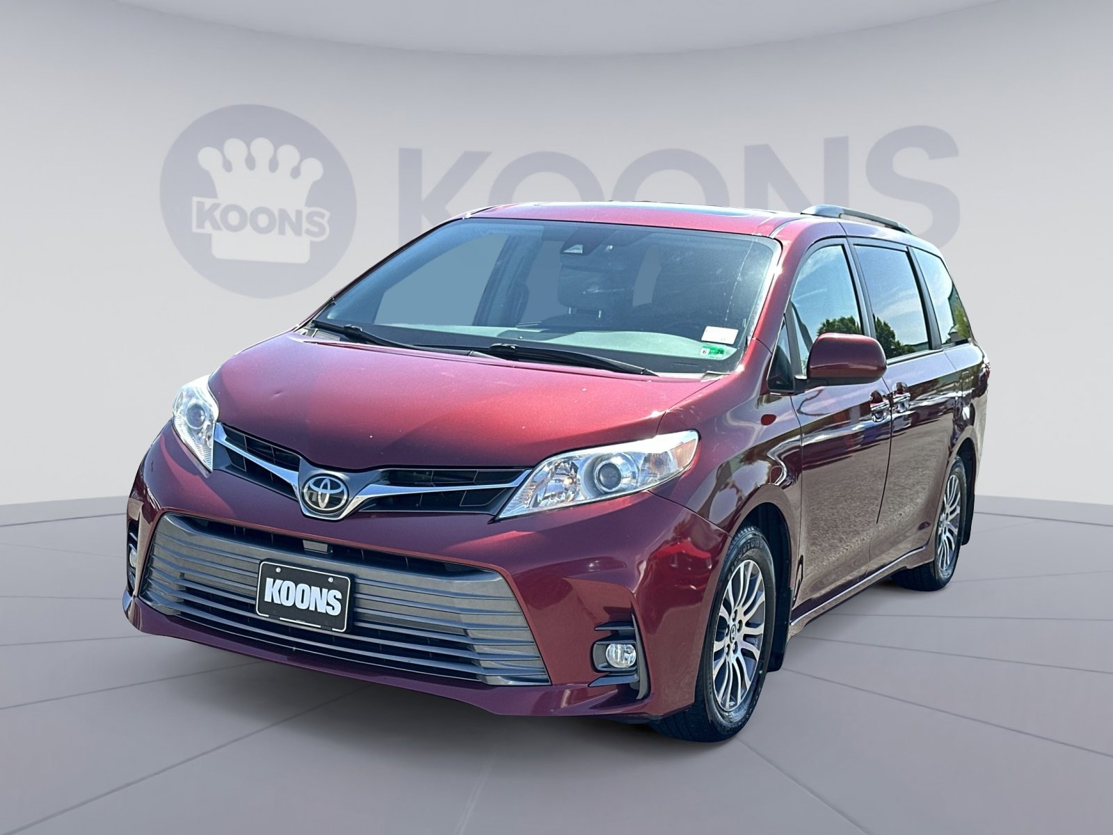 Used 2018 Toyota Sienna XLE w/ XLE Navigation Package FWD image 1