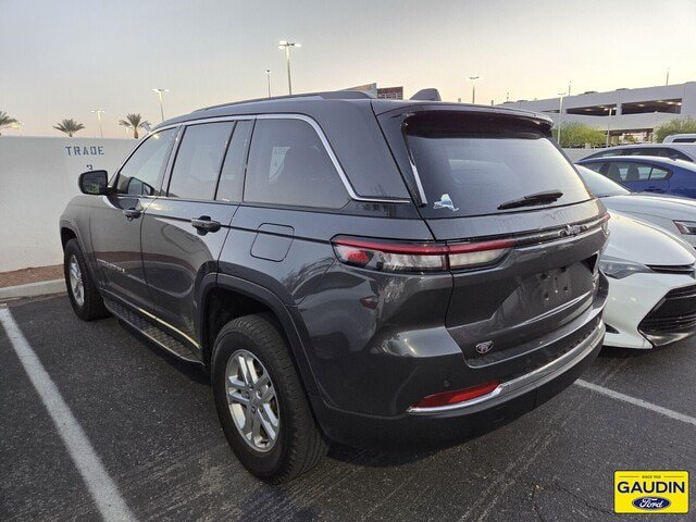 Used 2022 Jeep Grand Cherokee Laredo w/ Luxury Tech Group I RWD image 2