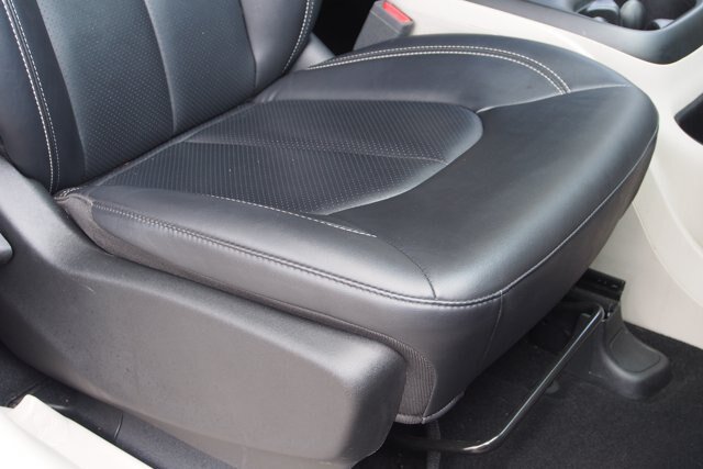 Used 2024 Chrysler Pacifica Touring-L FWD image 12