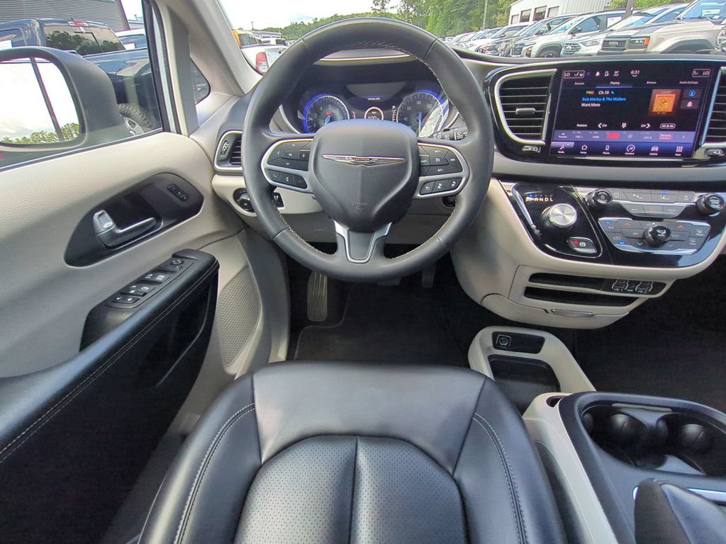 Used 2023 Chrysler Pacifica Touring-L FWD image 18