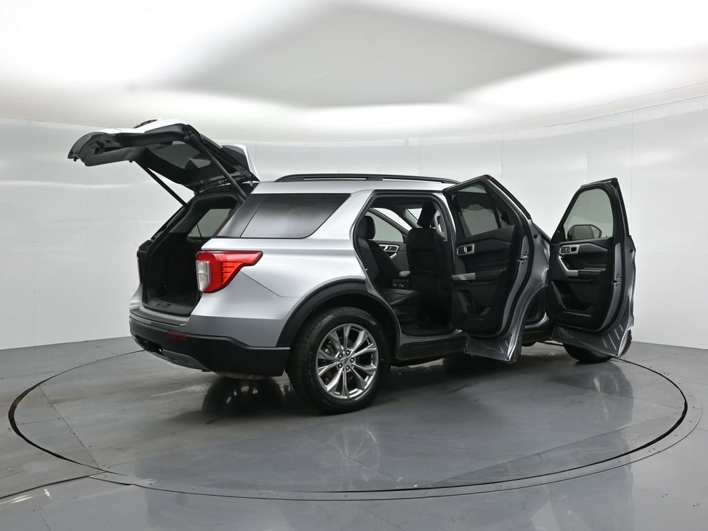Certified 2022 Ford Explorer XLT w/ Equipment Group 202A image 6