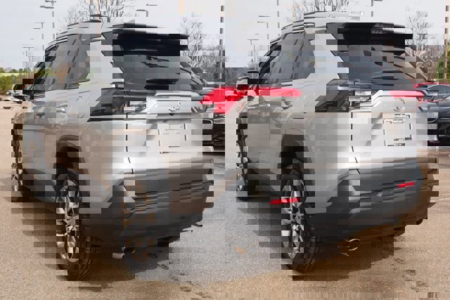 Used 2019 Toyota RAV4 XLE Premium image 3