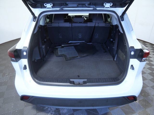 Used 2024 Toyota Highlander LE AWD/4WD image 8