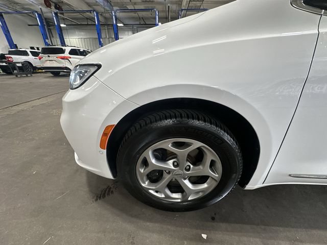 Used 2022 Chrysler Pacifica Limited AWD/4WD image 23