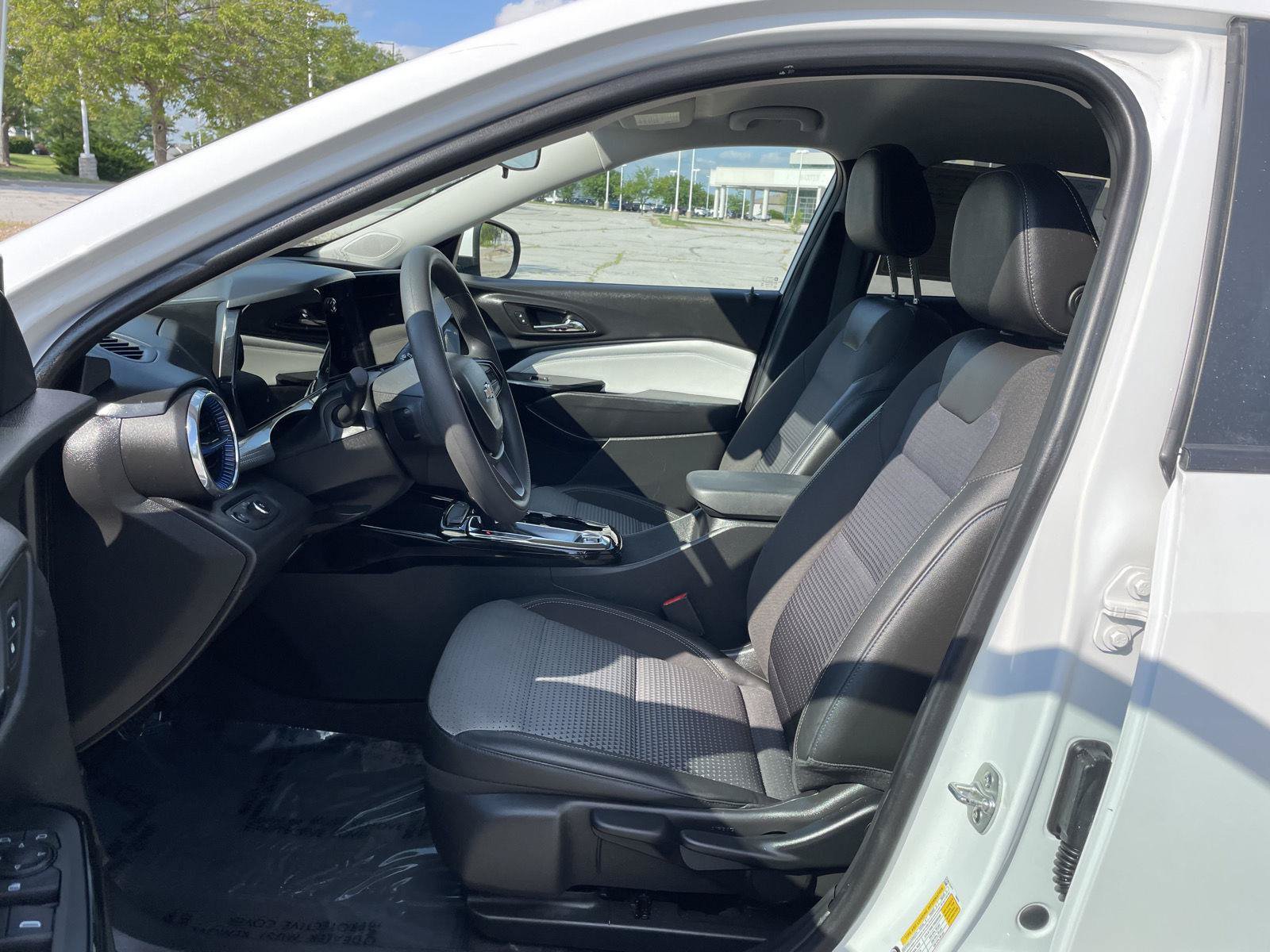 Used 2025 Chevrolet Trax LT FWD image 17
