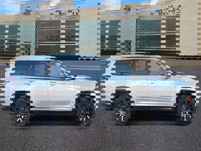 Used 2022 Jeep Grand Cherokee L Limited w/ Luxury Tech Group II image 8