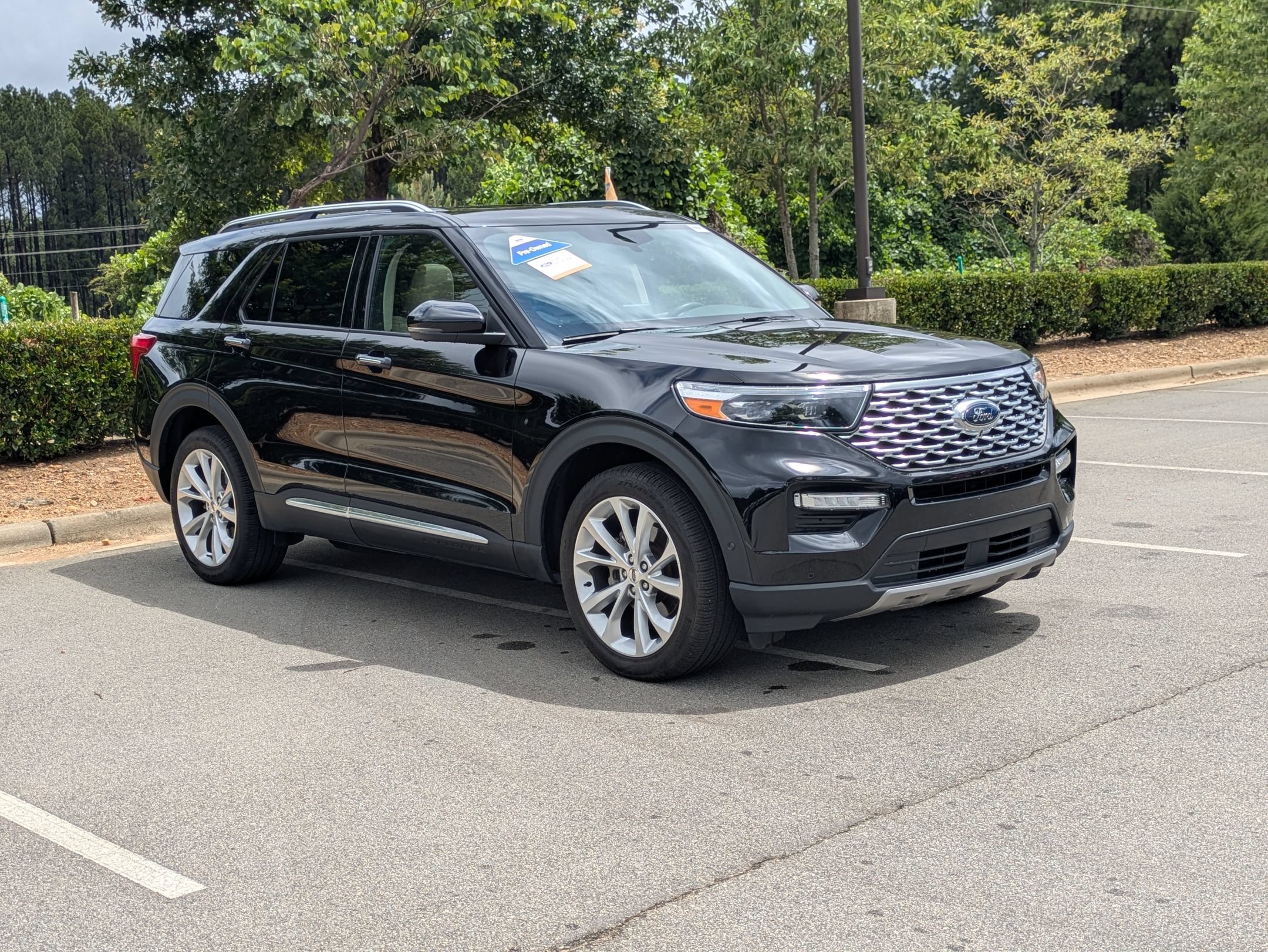 Certified 2022 Ford Explorer Platinum w/ Equipment Group 601A AWD/4WD image 1