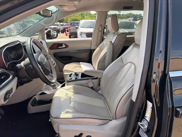 Used 2017 Chrysler Pacifica Limited FWD image 6