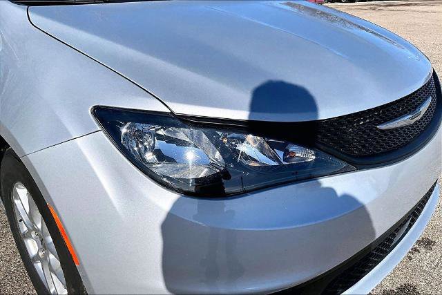 Used 2023 Chrysler Voyager LX image 29