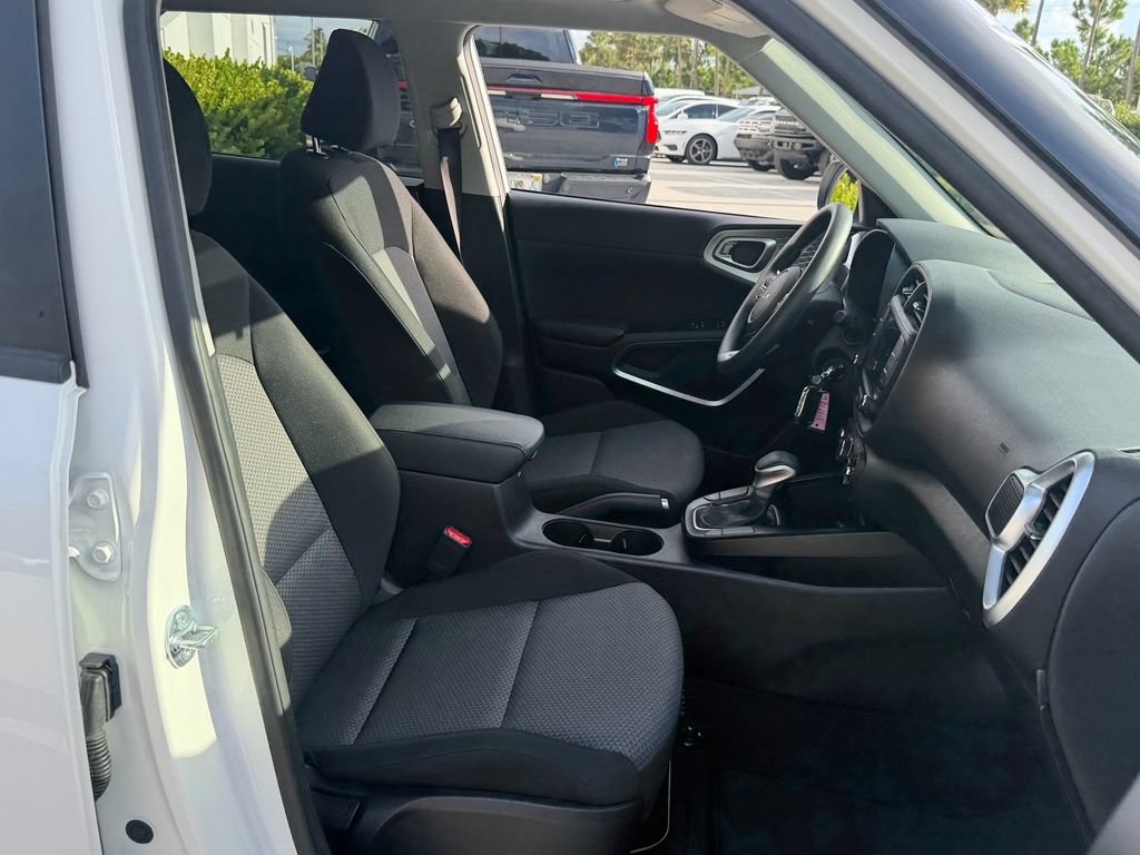 Used 2025 Kia Soul LX w/ LX Technology Package FWD image 18