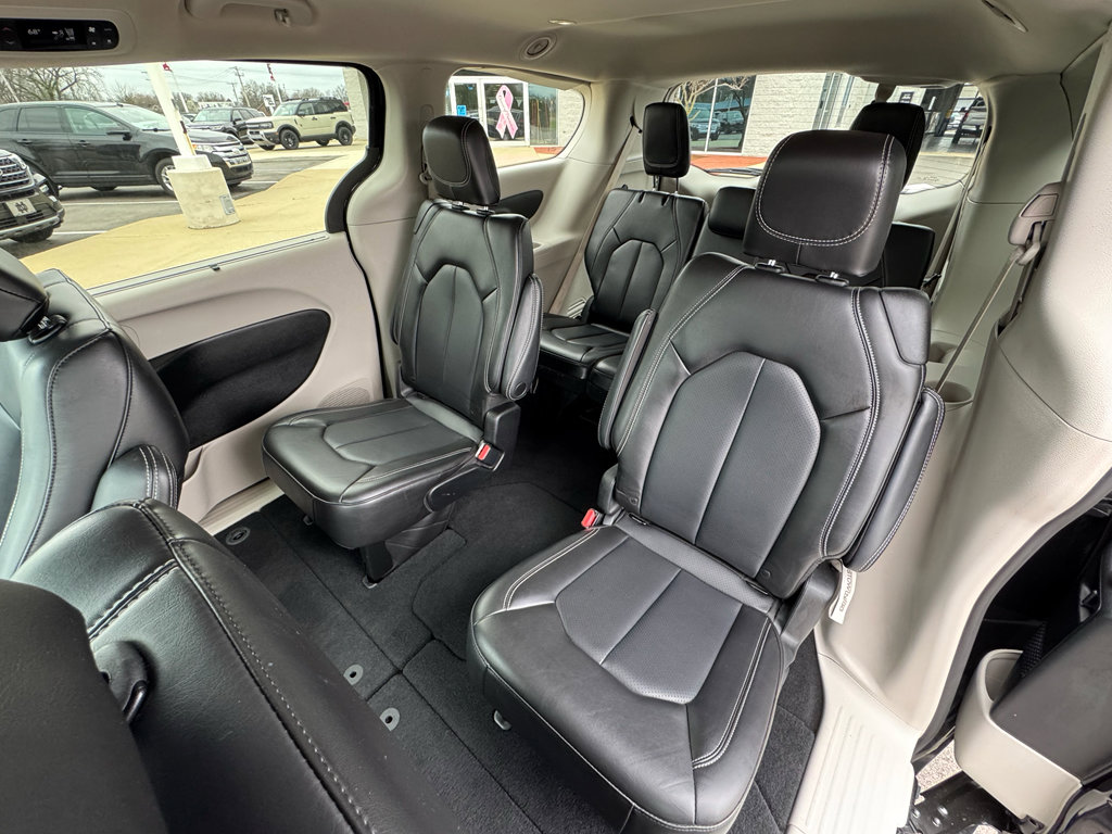 Used 2023 Chrysler Pacifica Touring-L FWD image 26